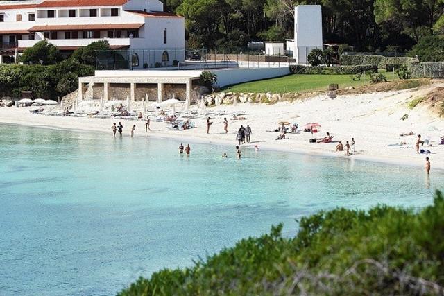 het kindvriendelijk hotel ligt direct aan het witte zandstrand van alghero - sardinie (1).jpg
