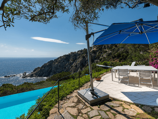 luxe huis sardinie met zeezicht en zwembad (34).png