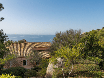 luxe huis sardinie met zeezicht en zwembad (5).png