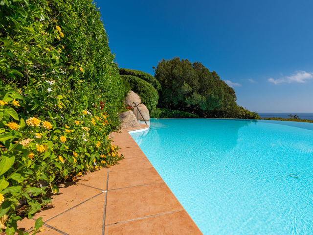 luxe huis sardinie met zeezicht en zwembad (29).png