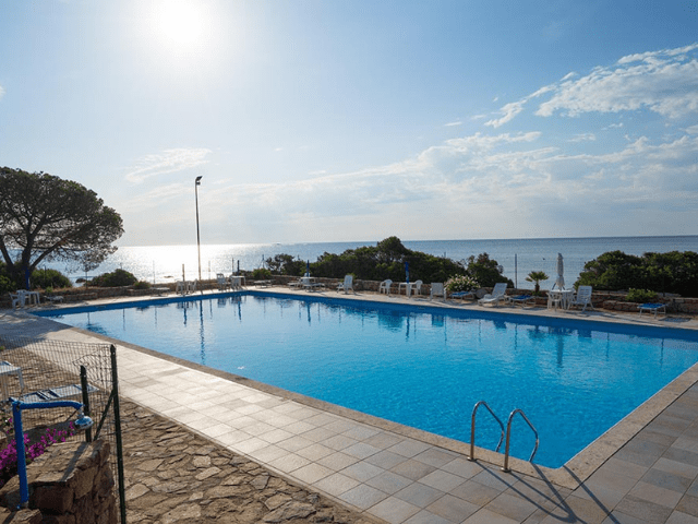 vakantie appartementen budoni met zwembad en aan zee (1).png