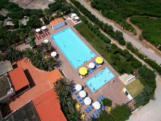 Luchtfoto van Vakantiepark & Camping Torre del Porticciolo in Alghero - Sardinië 
