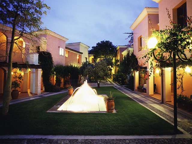 Patio by night - Hotel La Torre - Sardinië