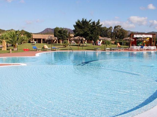 Vakantiepark Rei Beach Club heeft een zwembad met twee kinderbaden - Sardinie