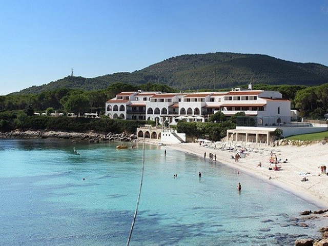 het kindvriendelijk hotel ligt direct aan het witte zandstrand van alghero - sardinie (3).jpg